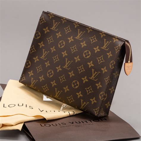 toiletry bag 26 louis vuitton|louis vuitton trash bags price.